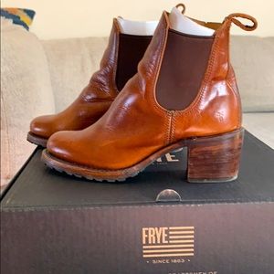 FRYE Sabrina Chelsea Boots